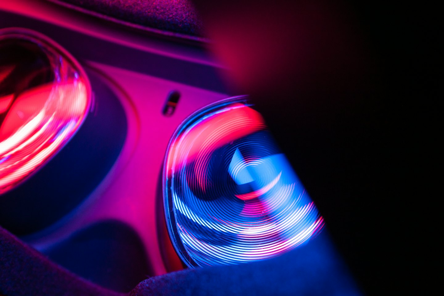 Lenti di un visore per la realtà virtuale che brillano di luci rosse e blu.